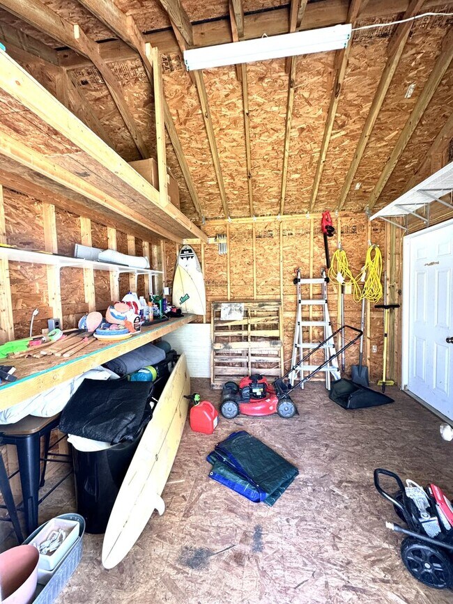 Building Photo - Minutes to the Beach! Conveniently located between Jacksonville & Wilmington