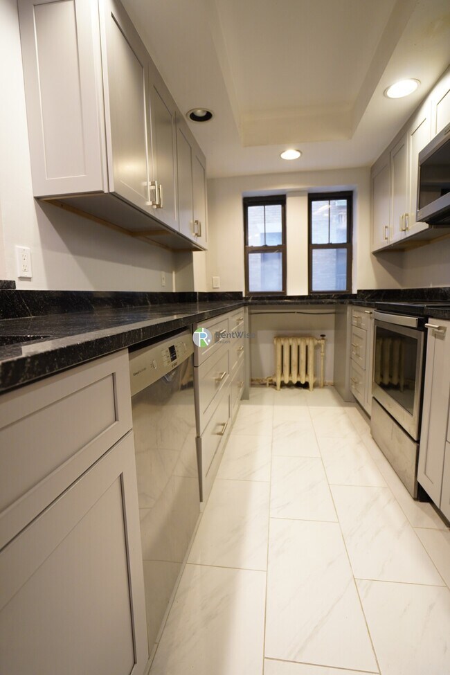 Building Photo - 452 Park Dr