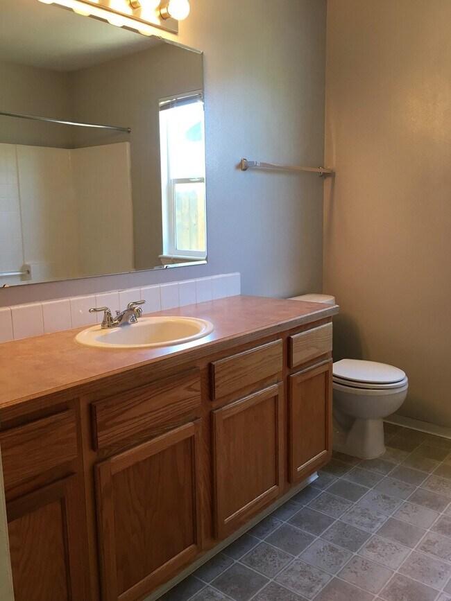 Building Photo - Adorable 3 bd 2 ba home in Vallievue Heigh...