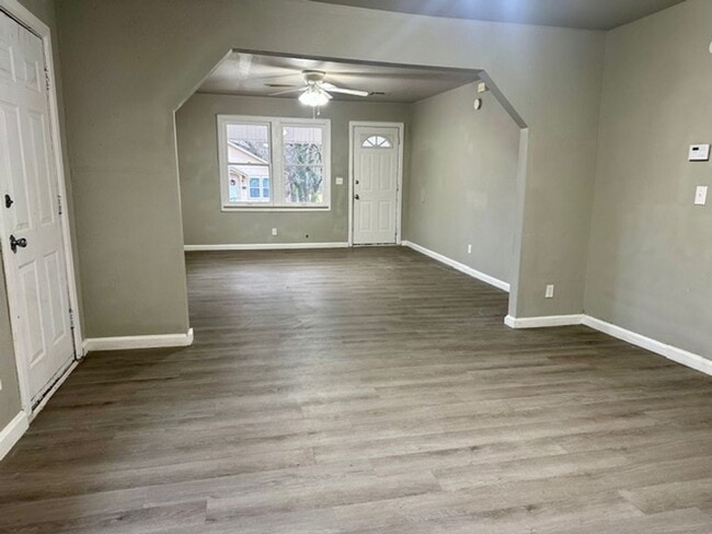 Building Photo - 3 Bedroom and 2 Bathroom Home in Shawnee