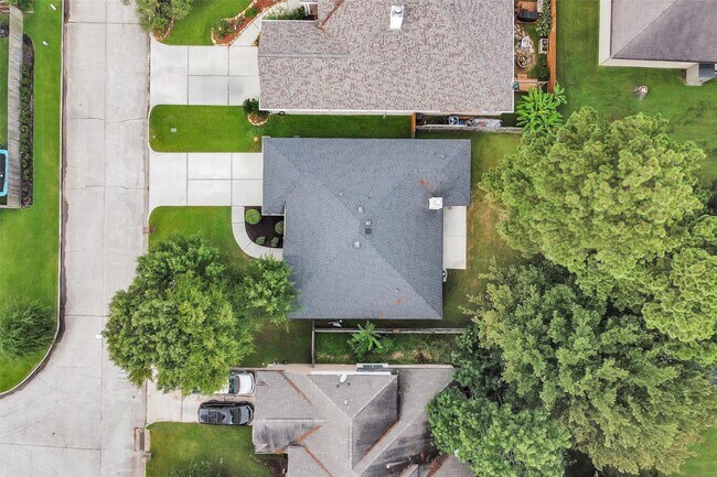 Building Photo - 12822 Lakeshore Dr