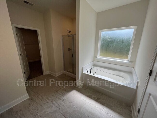 Building Photo - 102 Lariat Ct