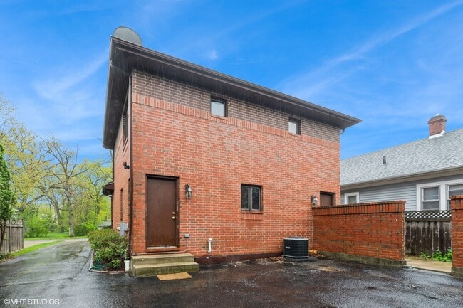 Building Photo - 557 Skokie Ave