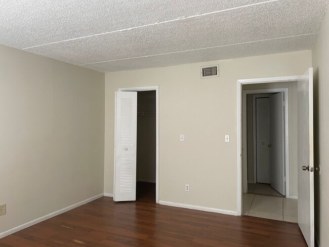 Building Photo - 1bed/1bath 1st FLOOR Condo in Somerset com...