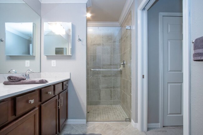 Building Photo - Like new 2BR, 2BA garage condo-Lakewood National