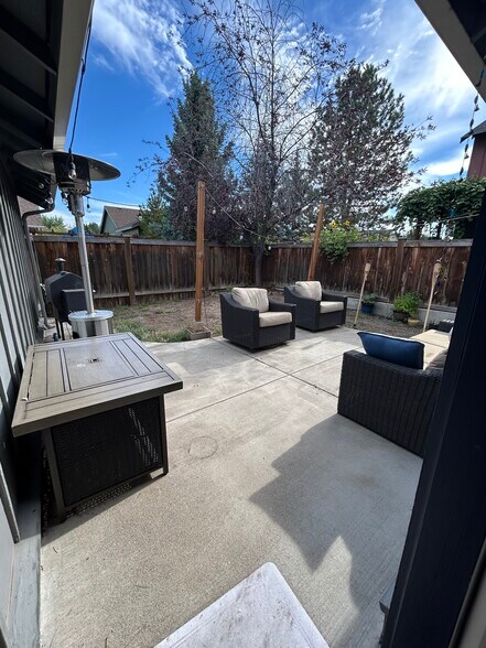 Building Photo - 21365 Oakview Dr