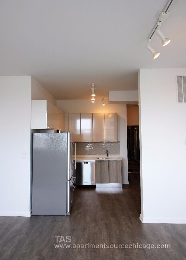Building Photo - Gut rehabbed 3 bedroom 2 bath TOP FLOOR loft-style unit in WRIGLEY!