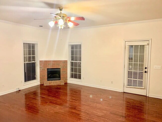 Building Photo - "Charming 2-Bed Oasis with 2.5 Baths on Ed Temple Blvd, Nashville – Cozy Living Awaits!"