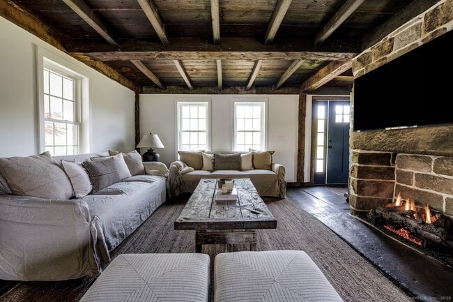 Building Photo - 740 Little City Rd