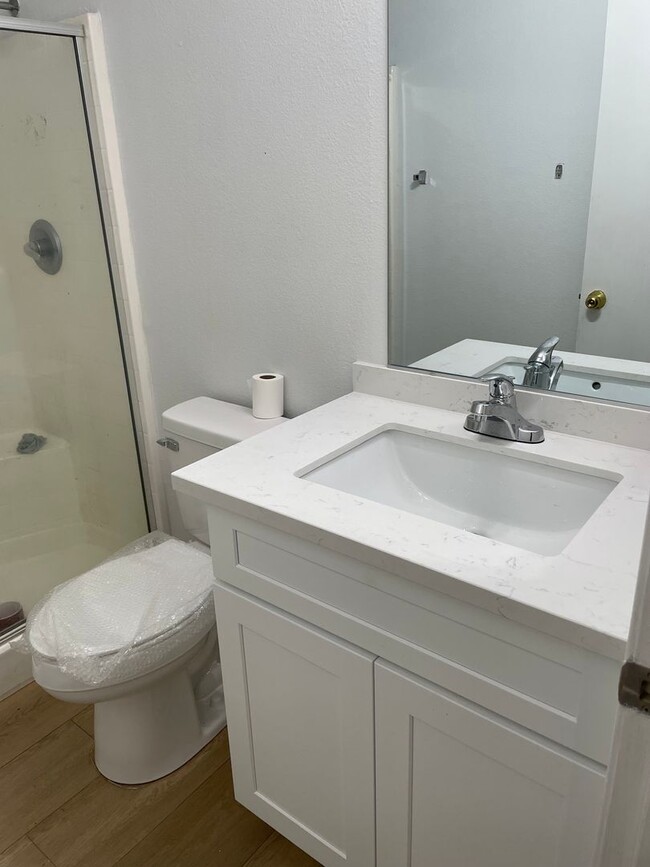 Building Photo - Spacious 6 Bedroom Home for Rent