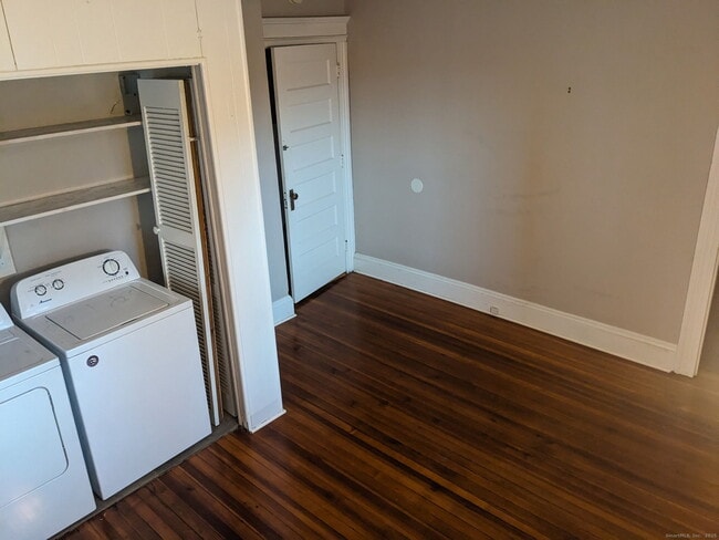 Building Photo - 2870 Fairfield Ave