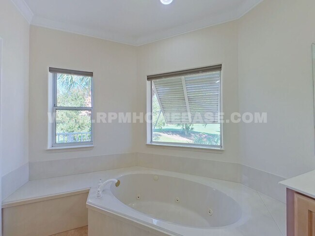 Building Photo - Elegant 2-Bedroom Home with Bonus Flexible...