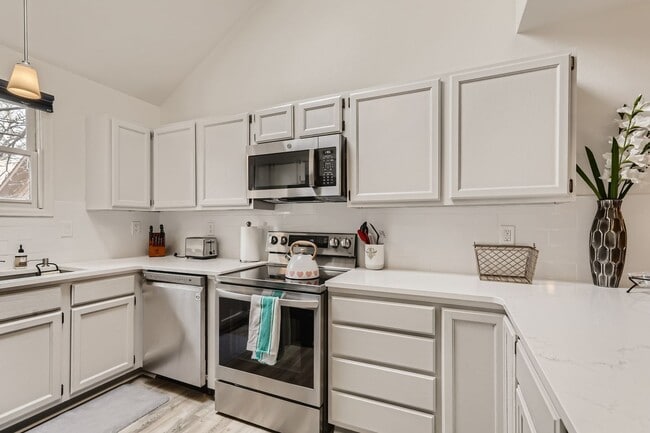 Building Photo - Spacious 3-Level Townhome w/ Private Primary Suite