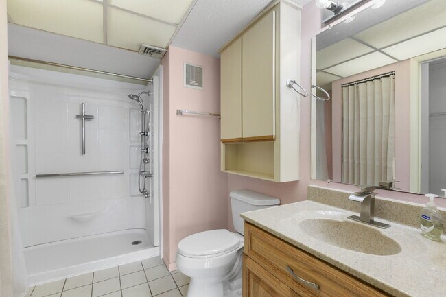 Building Photo - Condo For Rent on ST PETE BEACH!