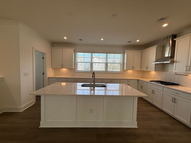 Building Photo - 3BR/3.5BA 3-Story Townhome w/ Quartz + W/D in Decatur