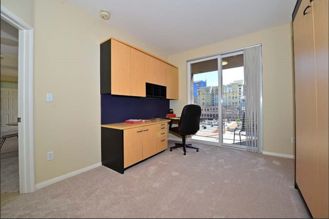 Building Photo - Fantastic Penthouse Unit Downtown Marina D...
