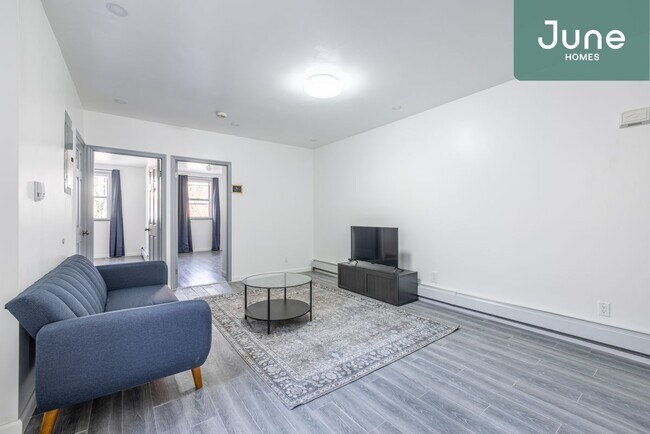 Building Photo - Queen room in 4-bed/2.0-bath Home