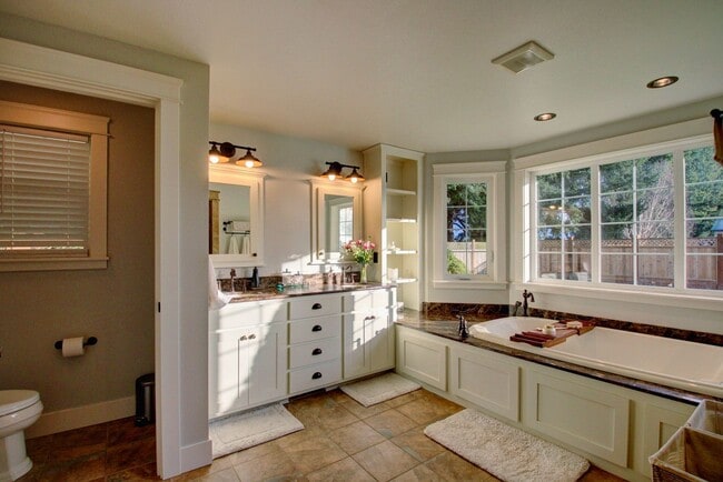 Building Photo - 3 Bedroom, 2.5 Home. Available NOW!!!!