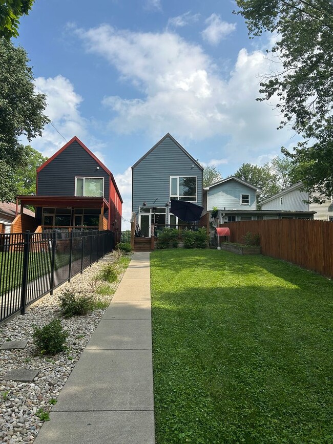 Building Photo - Modern 3 Bed 3 Bath Highlands Home