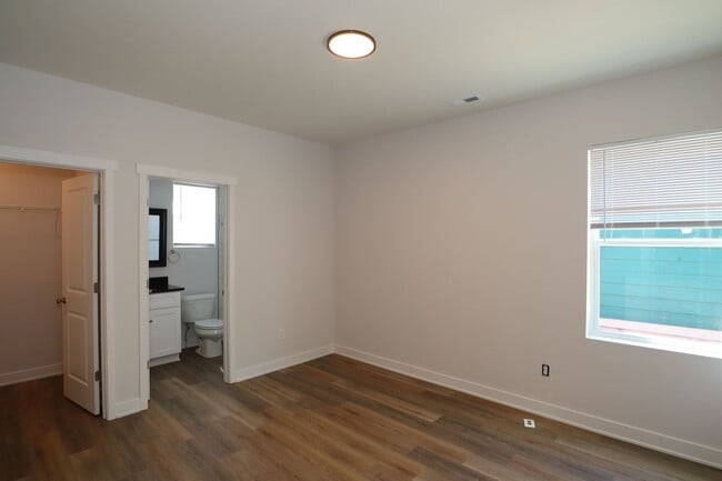 Building Photo - 903