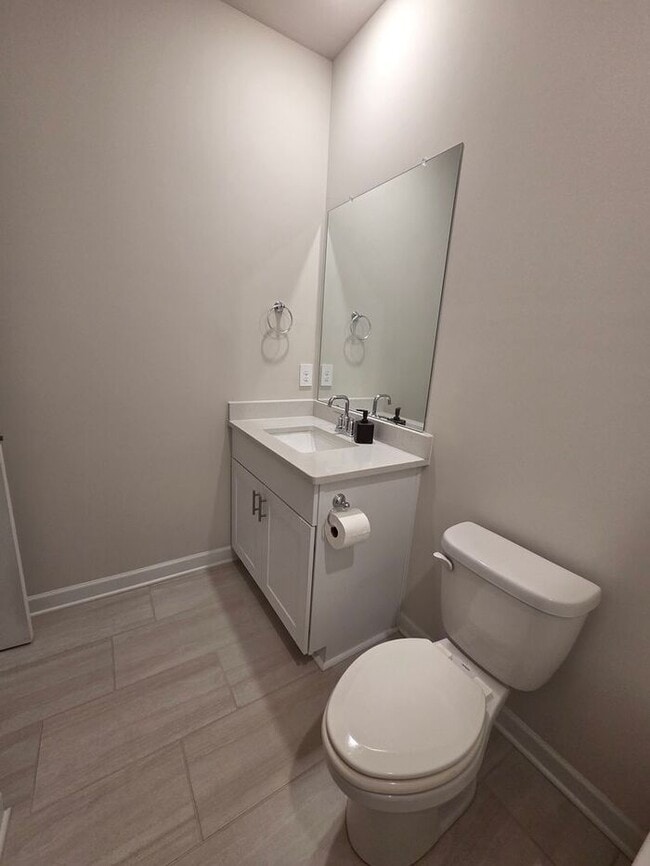 Building Photo - Beautiful and spacious! Ready for move in!