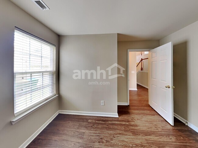 Building Photo - 1007 Vanguard Dr