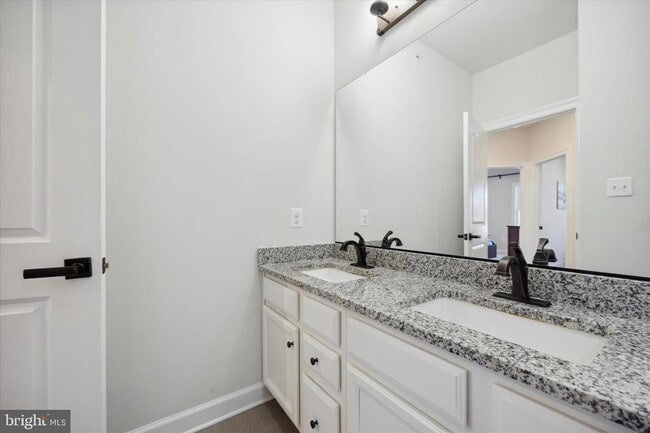 Building Photo - 831 Stonecliffe Rd