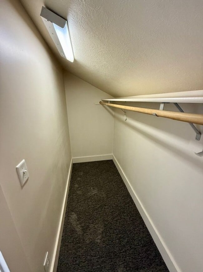 Building Photo - MOVE IN TODAY 1 Bedroom, 1 bathroom Spacio...