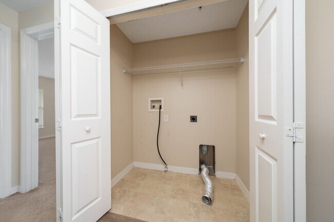 Building Photo - Town House 3 Bedroom and /2.5 Bathrooms. At Lee Vista area gated Community.