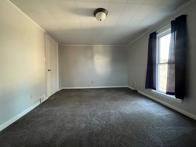 Building Photo - Three Bedroom in Mapleton Local School Dis...