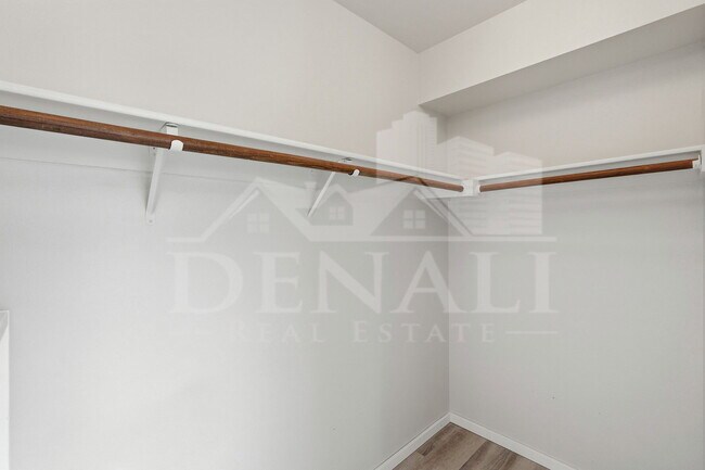 Building Photo - 10602 E Elmhurst Dr