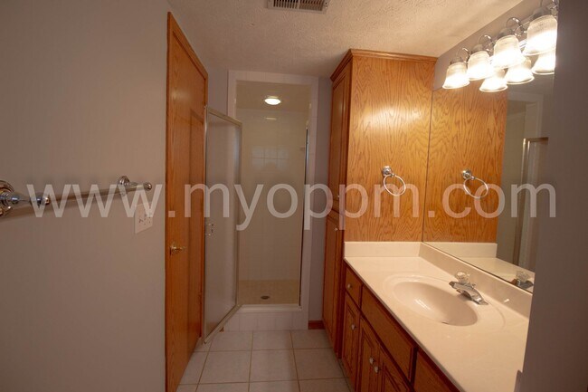 Building Photo - UPDATED 4bedroom Ranch Home!