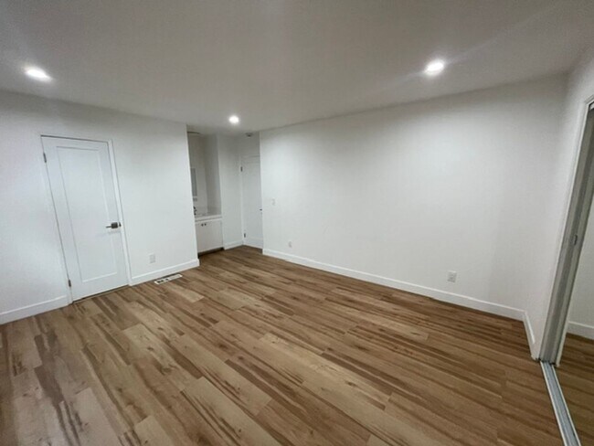 Building Photo - 2216 Highland Ave