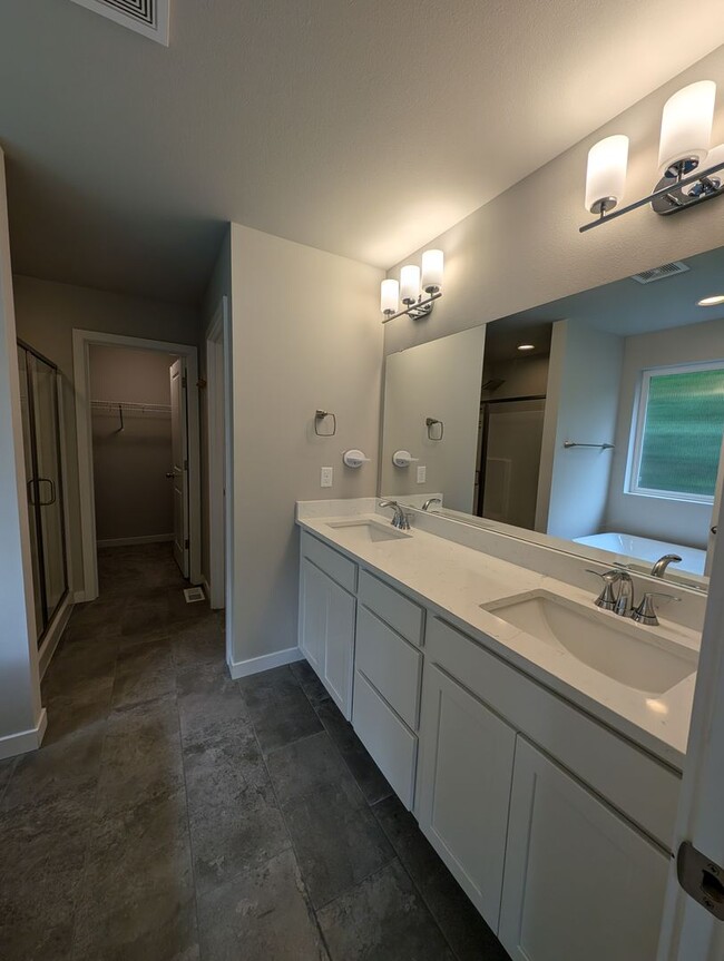 Building Photo - Pristine Bremerton 3 Bedroom Home AVAILABL...