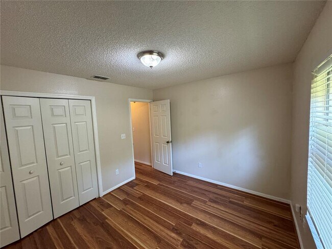 Building Photo - 302 Bluff Pass Dr