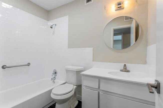 Building Photo - 2810 Dorchester Dr