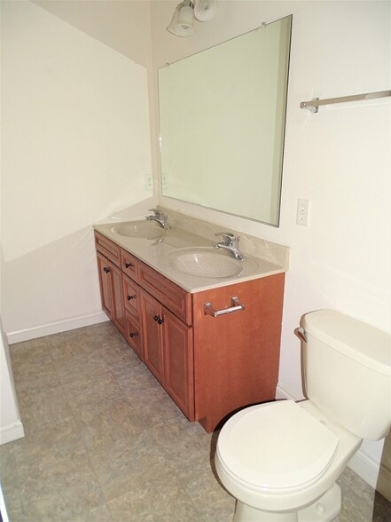 Building Photo - 766 Oak Leaf Ln
