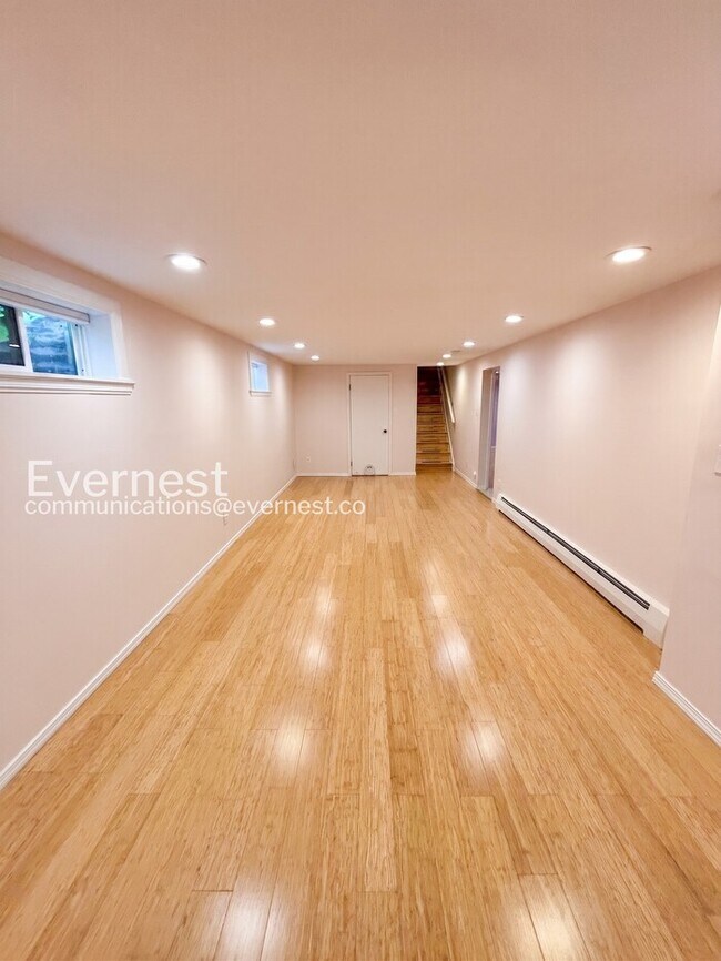 Building Photo - 4bed/2bath single family home in Denver with fenced yard/ Available now!