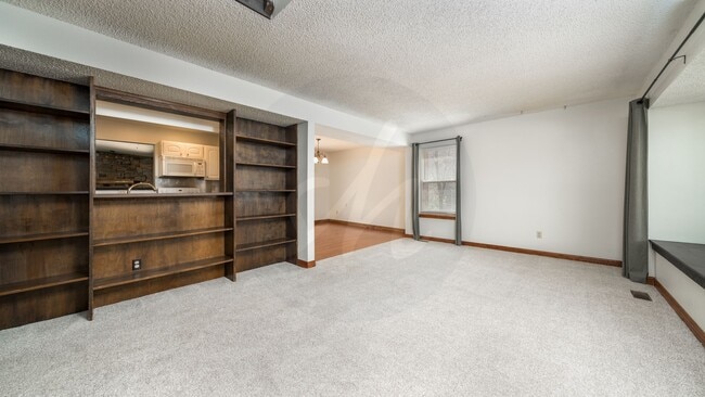 Building Photo - 5 Bedroom 3.5 Bath Home in Discovery @ Rockrimmon