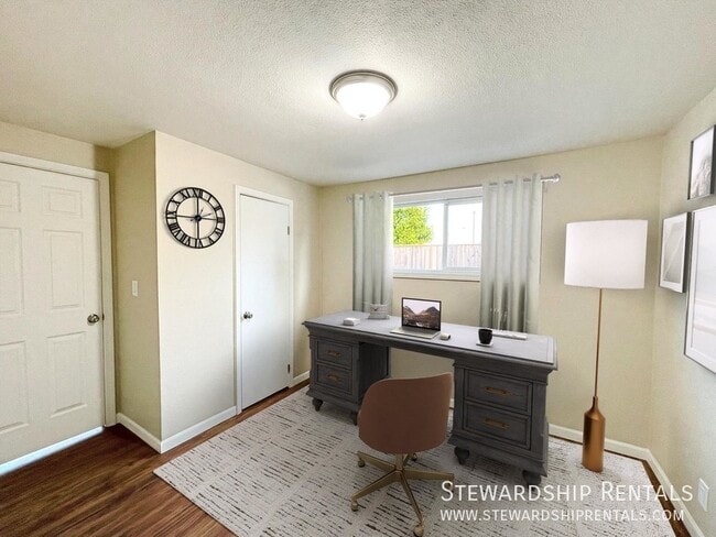 Building Photo - 325½ Schooling St.-