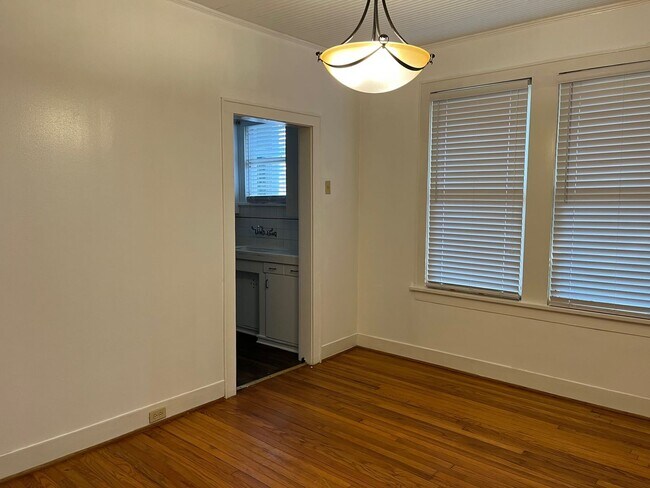 Building Photo - 1BR/1BA Broadmoor Duplex Available