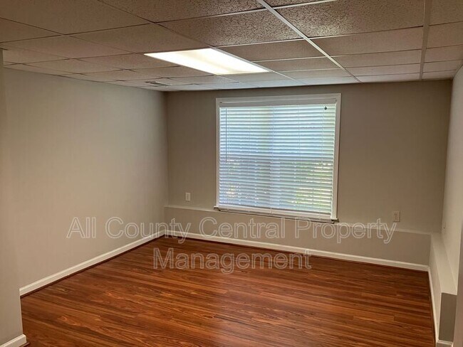 Building Photo - 710 Small Lake Dr