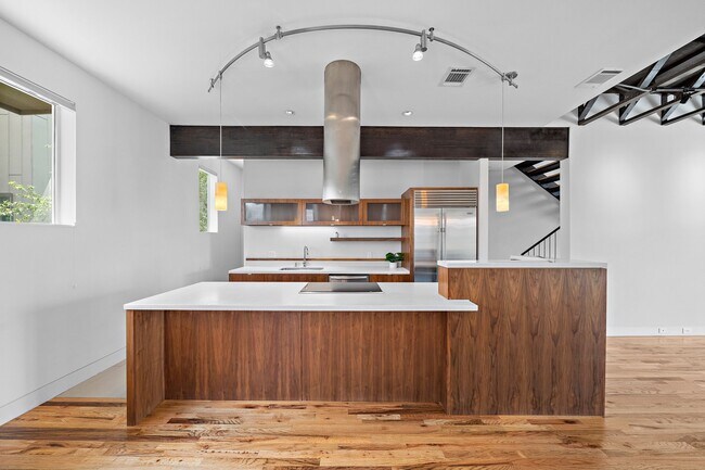 Building Photo - 105 Willard St