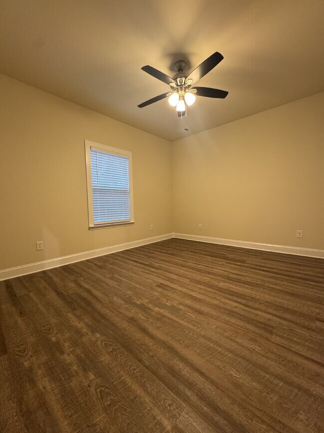 Building Photo - Brand New Rental in North Hall!