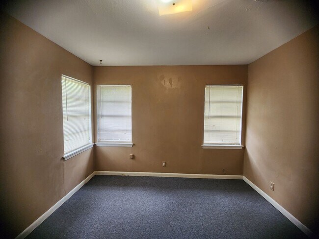 Building Photo - 638 Bringhurst Dr