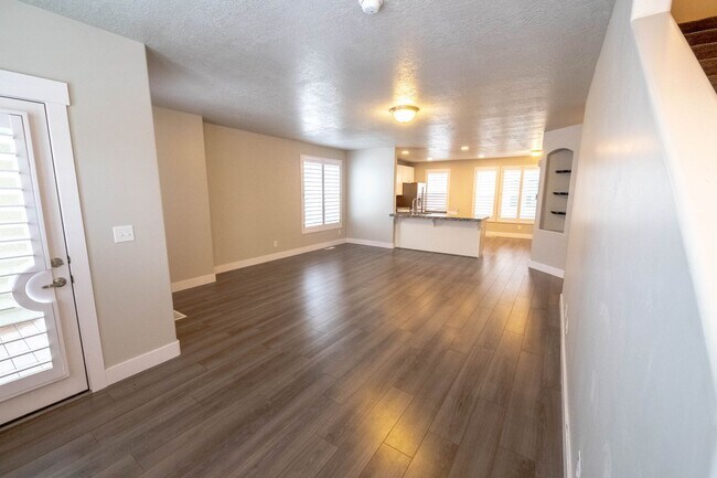 Building Photo - Beautiful Draper Townhomes in Prime Location