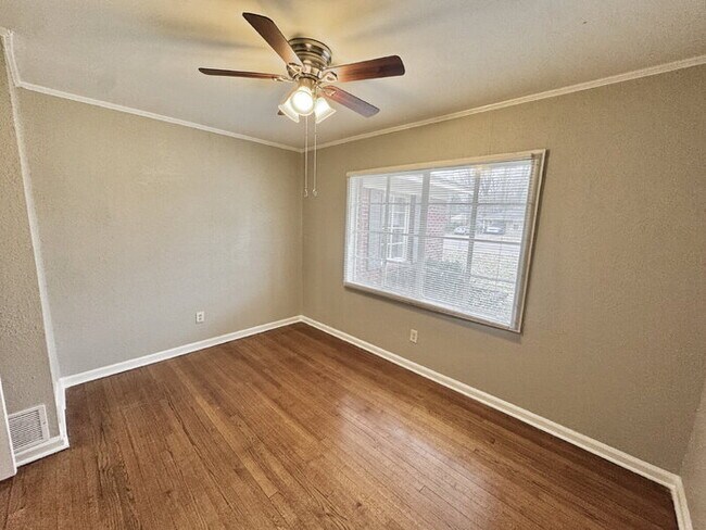 Building Photo - 4555 Willow Rd