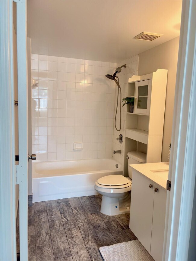 Building Photo - 2119 SE 10th Ave