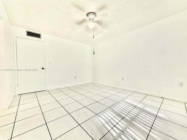 Building Photo - 10825 SW 112th Ave