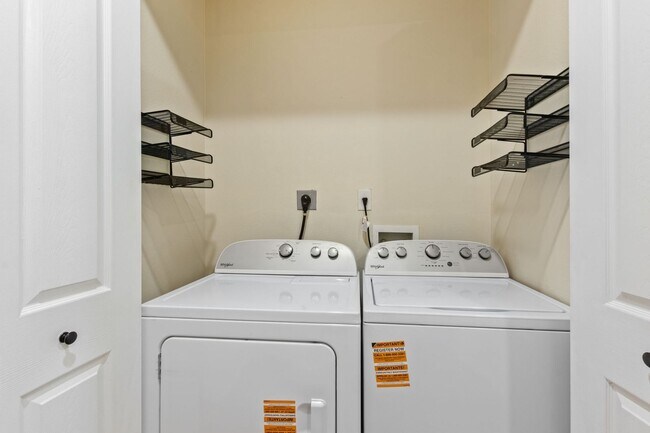 Building Photo - Spacious 3-bedroom, 3-bathroom home